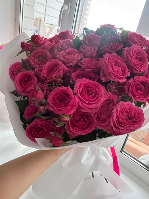 Кустовые розы, белые розы