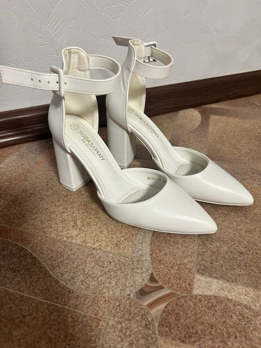 Продам туфли белые