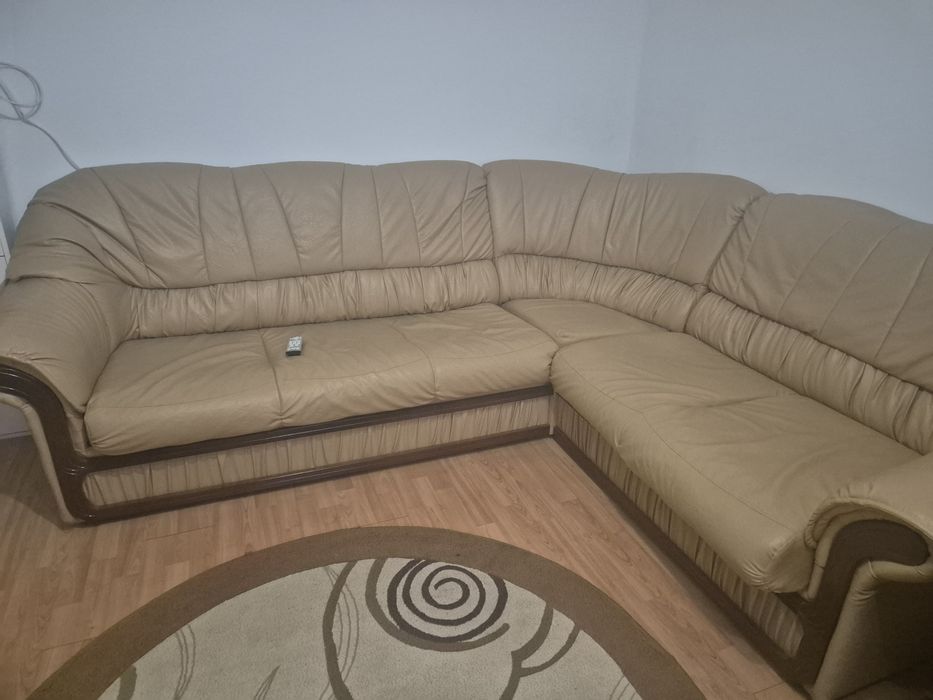 Canapea pe colt si un fotoliu