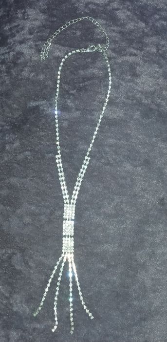 Продам колье со стразами.