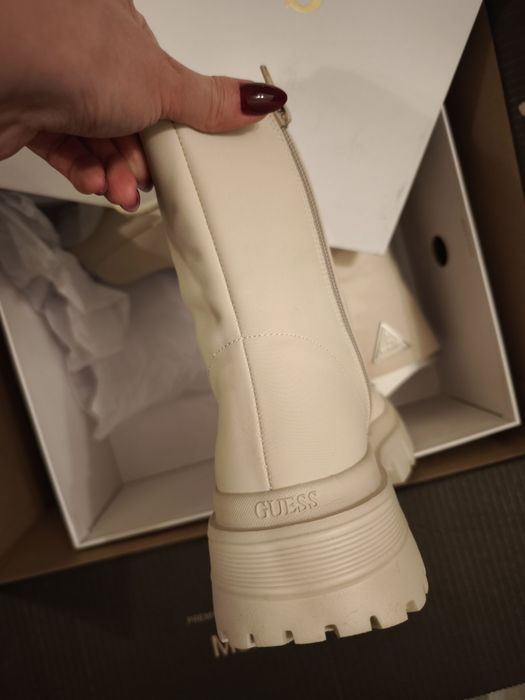 Дамски чисто нови боти Guess в бежов цвят