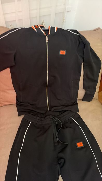 Чисто нови маркови дрехи.