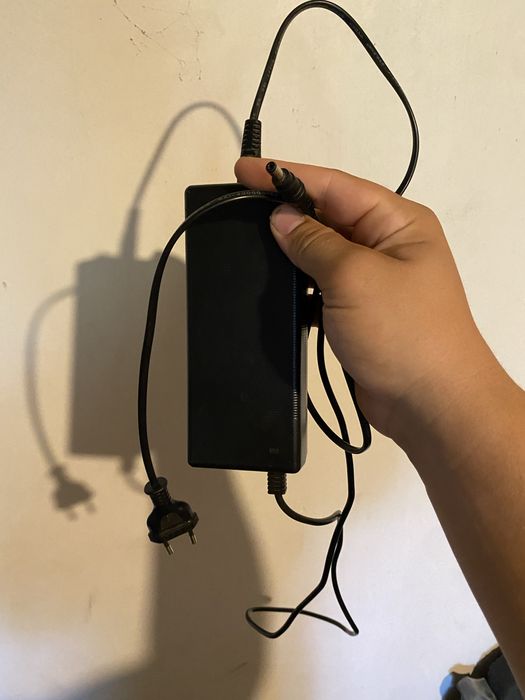 Продавам:Батерия 48v 12,5ah и Зарядно!