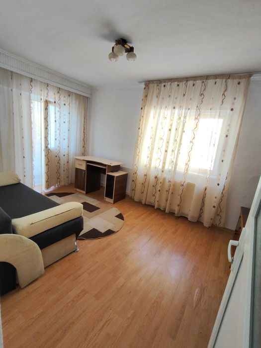 Închiriez garsonieră .