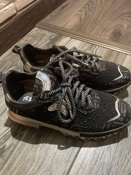 Продам кроссовки женские