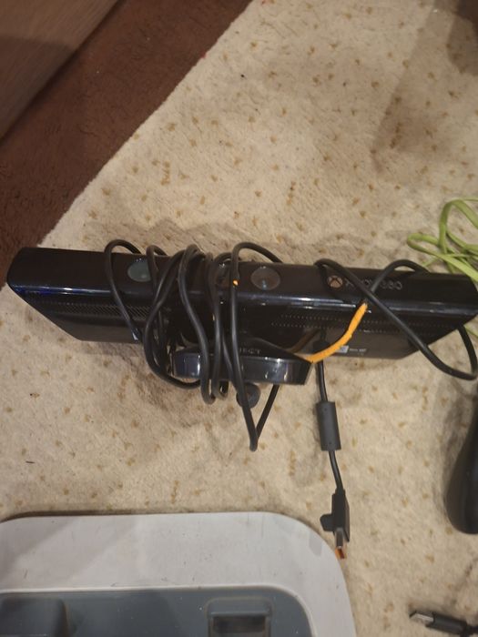 Xbox 360 E 1tb merge forte si are foarte mult jucuri