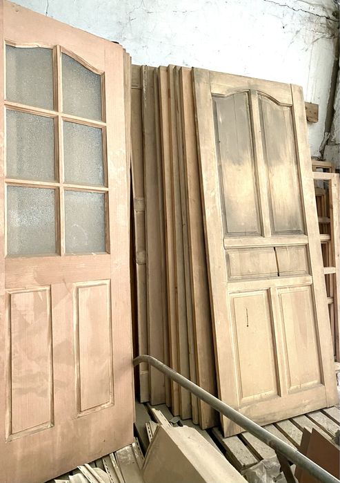 Двери деревянные. Дерявянные оконные блоки, рамы.