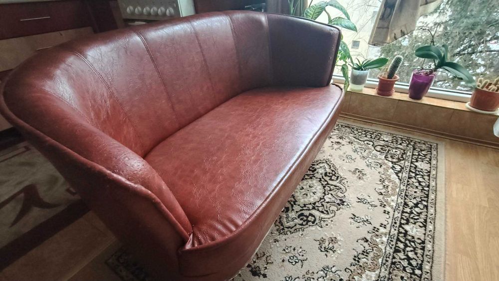 Canapea neextensibilă de 2 persoane