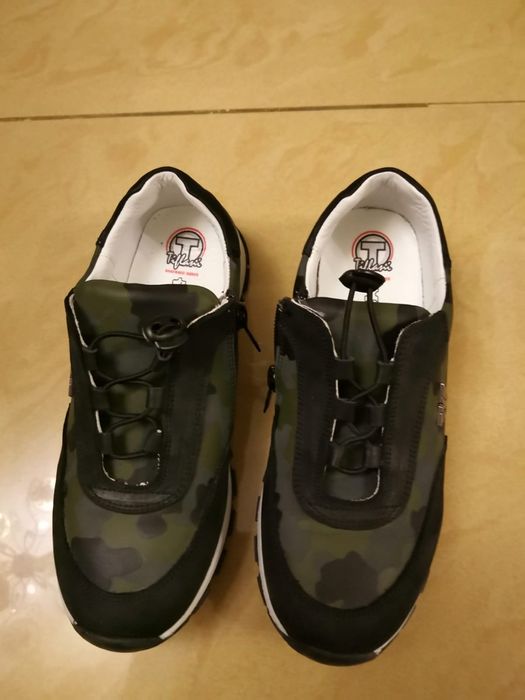 Продаю детские кроссовки