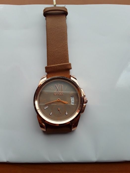 страхотно красив и голям часовник кварц - за части