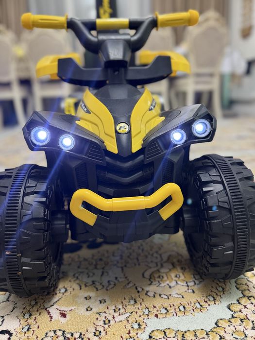 Продам машинку детскую