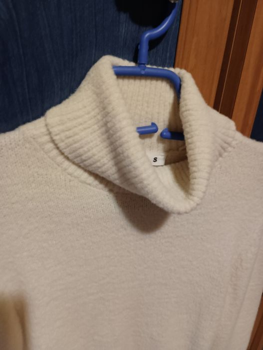 Дамски пуловер с поло яка в бежов цвят