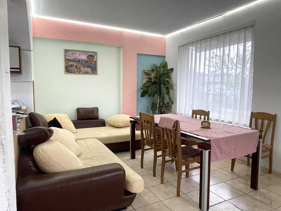 Монолитна къща с гараж