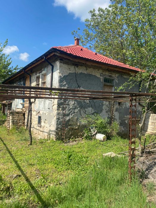 Каменна къща  с двор с. Вратарите на 35 км от Добрич и 60 км от Варна.