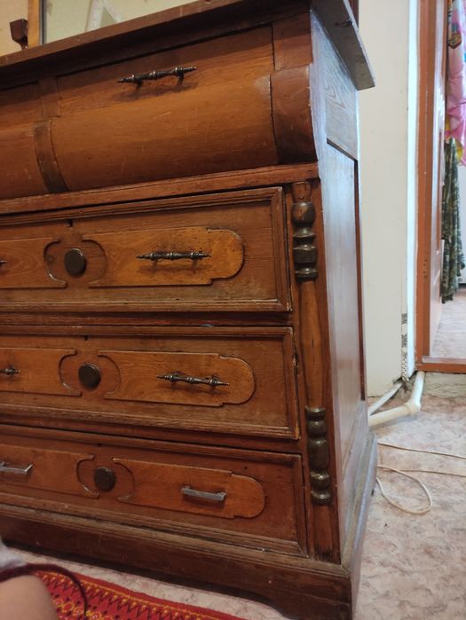 Продам камод и зеркало антиквариат.