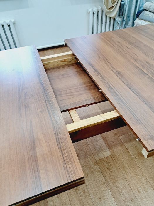 Гостиный  стол .