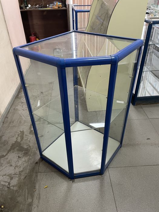 Стеклянные витрины полка