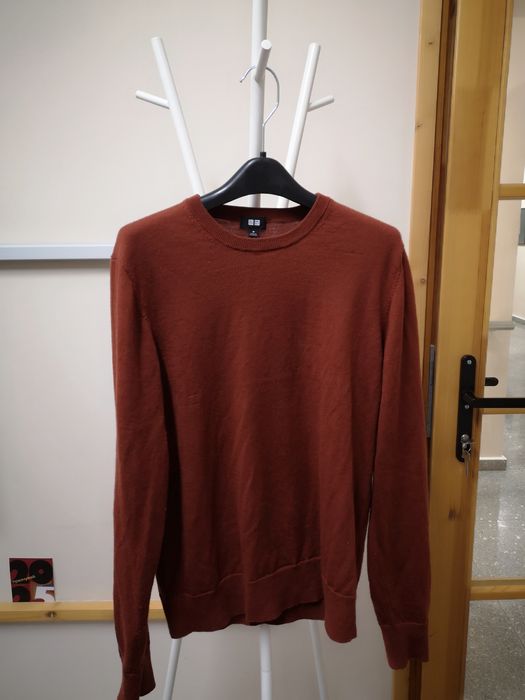 Вълнен пуловер на марката Uniqlo