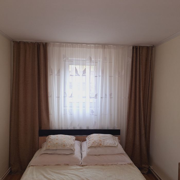 Perdea voal si dublura de perdea + așternuturi 2 perne + plapuma