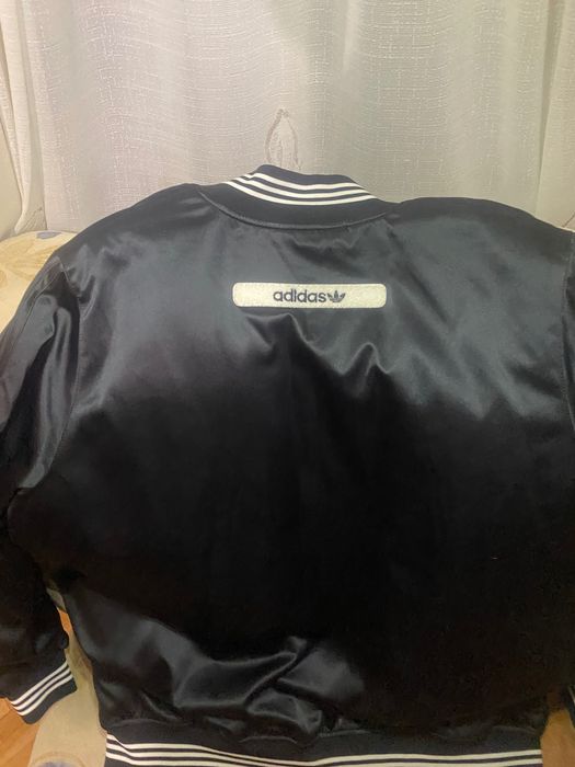 Яке Адидас дизаинерско