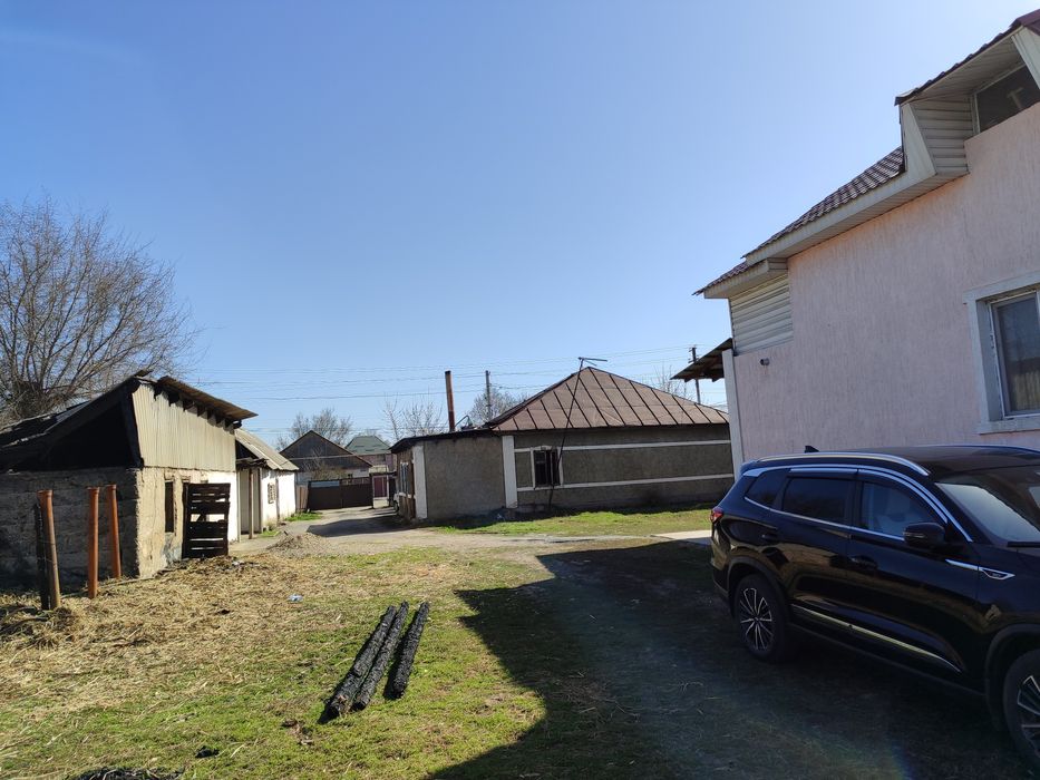 Частный дом с постройкоми.