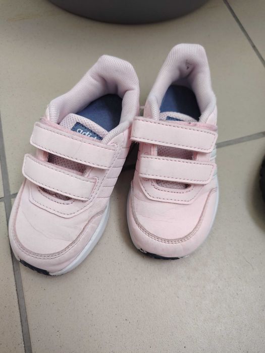 Adidași numarul 25 1/2