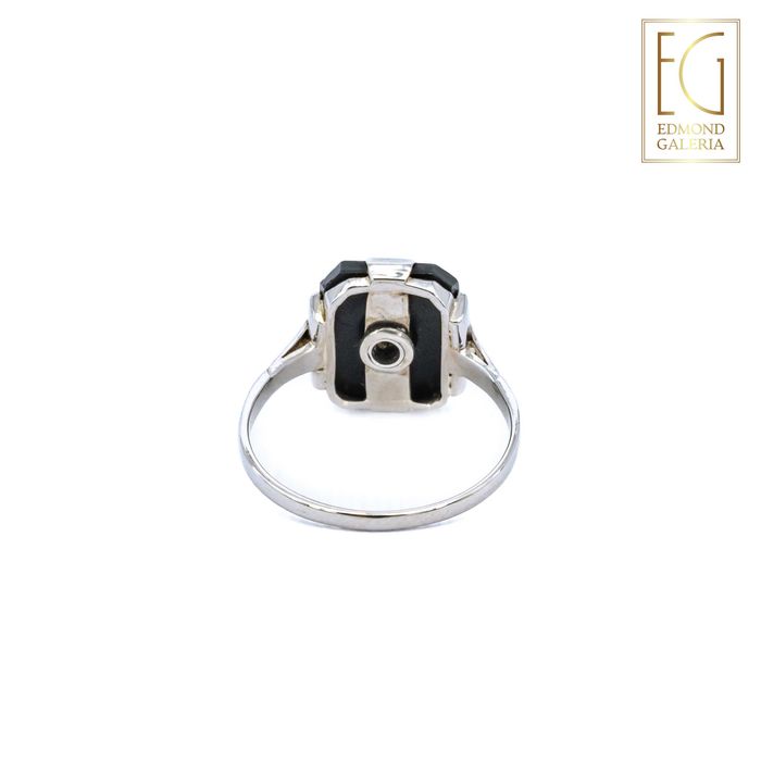 Inel Art Deco din aur alb și platină, decorat cu onix și diamant