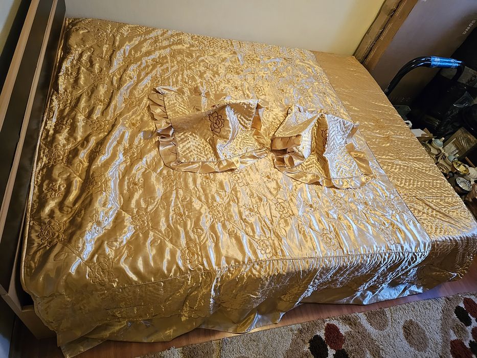 covertura pat asternut cearceaf auriu cu 2 fete de perna