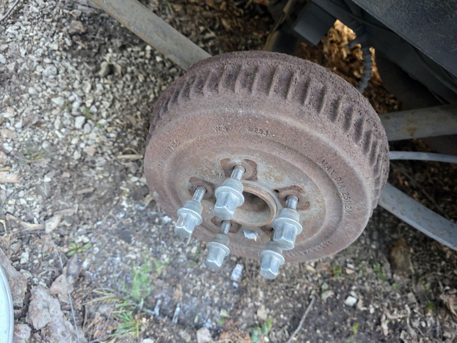 Задни спирачни барабани за Chrysler Voyager 2006 година