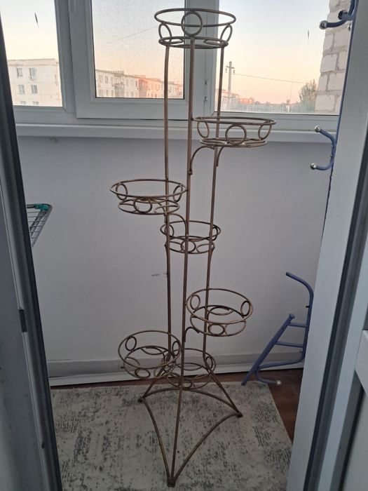 Цветы и подставка