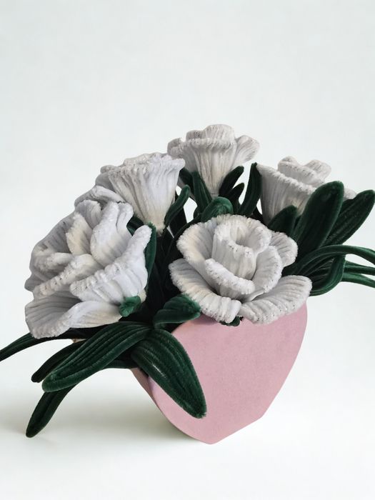 Decor trandafiri albi din sarma plușată