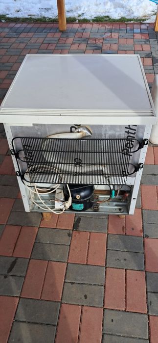 Vând mini frigider Gorenje 90litri , 70 w ,