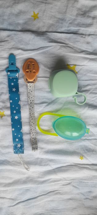 Set 2 cutiute pentru suzete + 2 lantisoare pentru suzeta