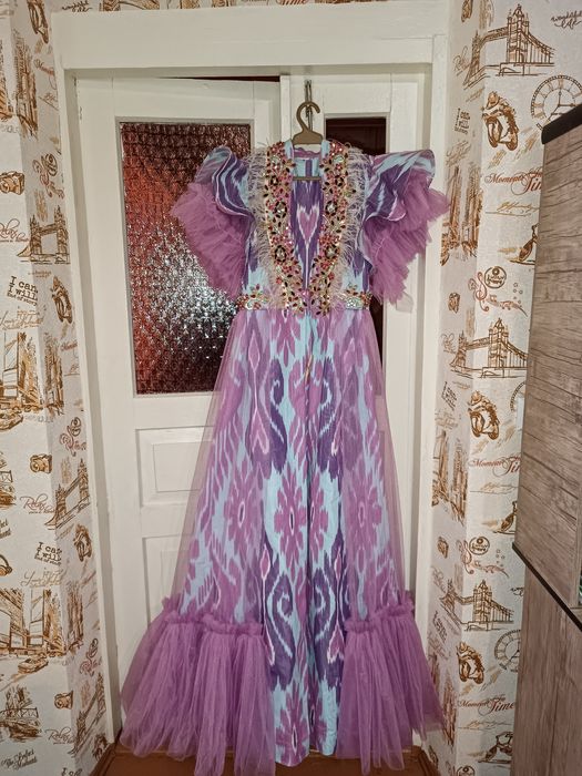 Stol ostidagi xojayinning mushukini yalash