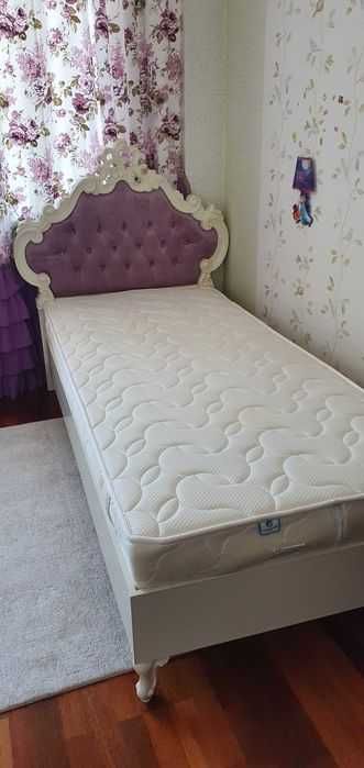 Кровать с матрасом