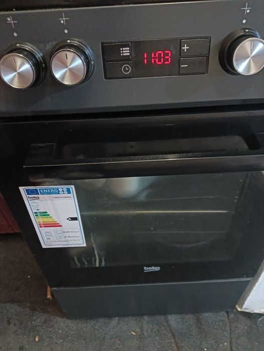 Vând aragaz Beko nou