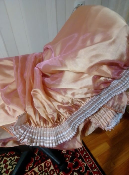 Шторы темно синие и розовые.