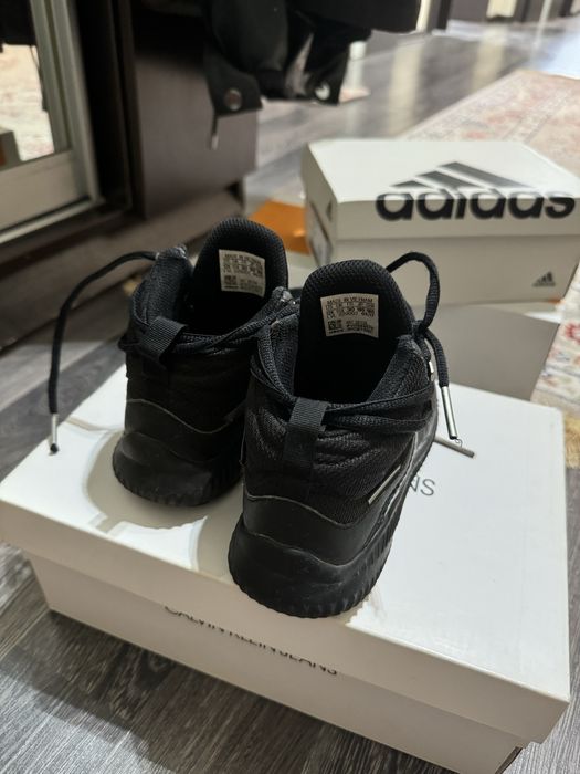 Продам демисезонные кроссовки Adidas оригинал