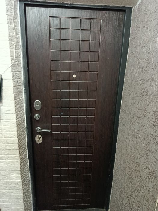 Продаю входную дверь.