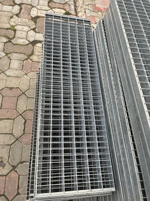 Trepte zincate pentru scări metalice