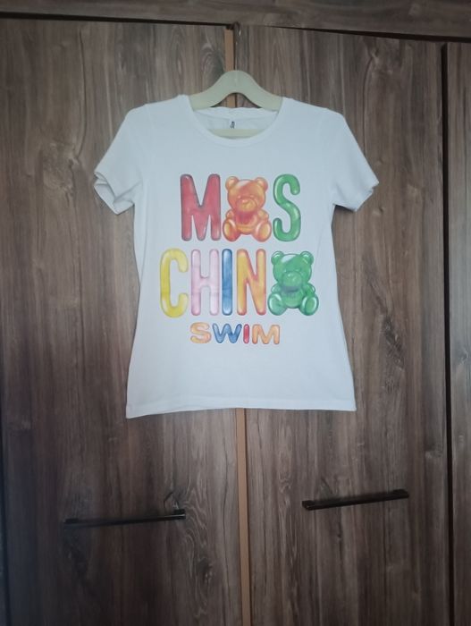 Moschino лот от тениски почти нови,разделям се с тях защото са ми малки