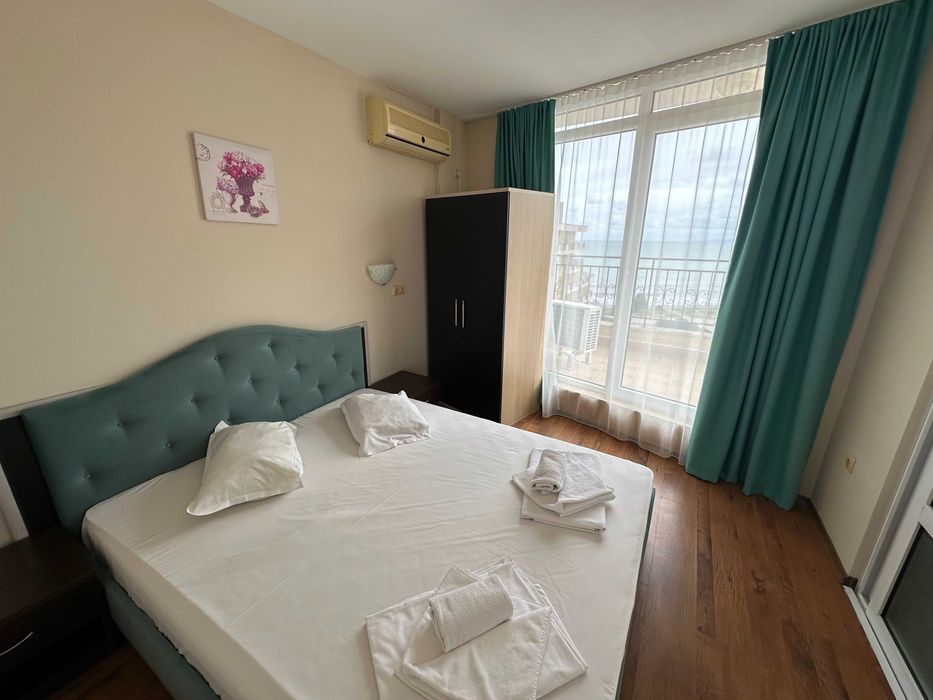 Просторен тристаен апартамент с гледка море, Първа линия