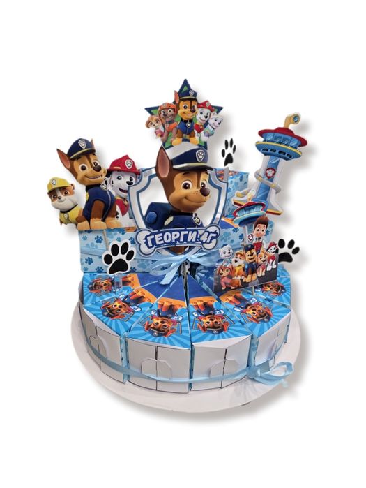 Картонена торта с любим герой – персонализиран подарък за детско парти