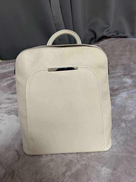 Кремава кожена раница