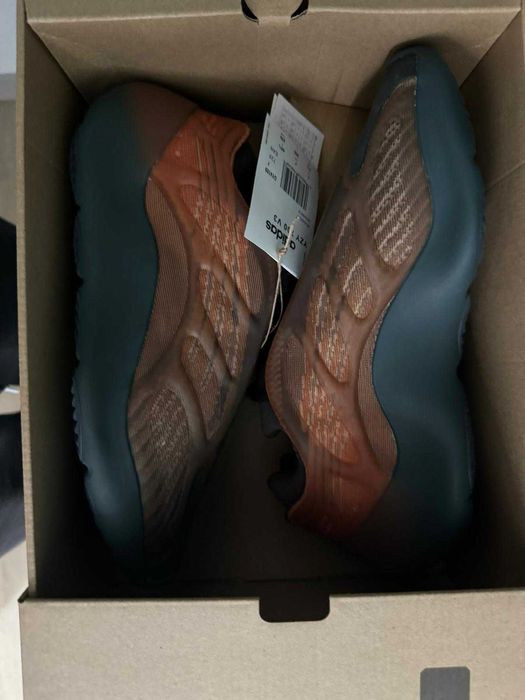 Vand Yeezy 700 v3