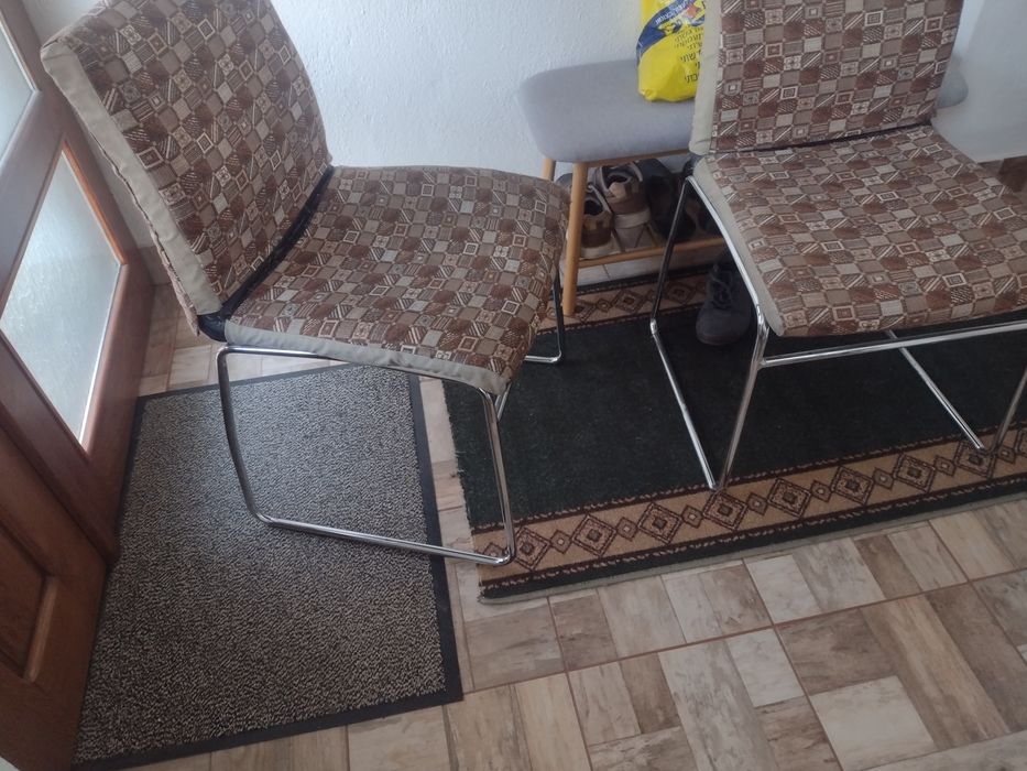 De vânzare patru scaune