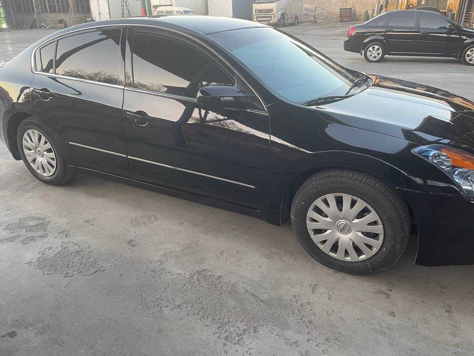 Продаётся автомобиль. Автомобиль сотилади