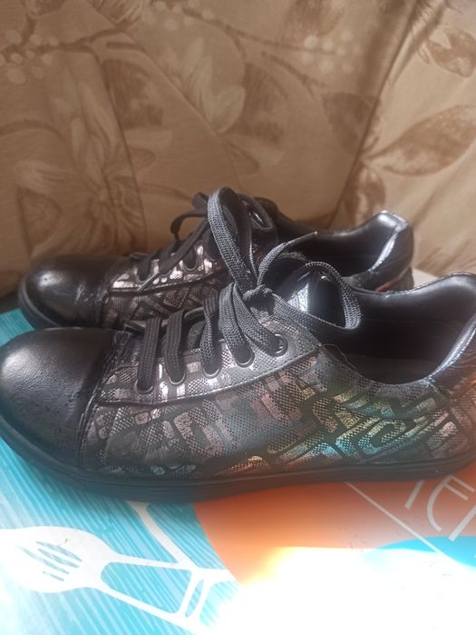 Кроссовки туфли из натуральной кожи фирменные Перлинаа