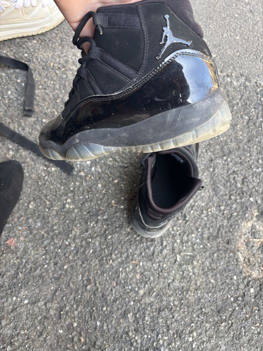 adidasi j11 cap & gown