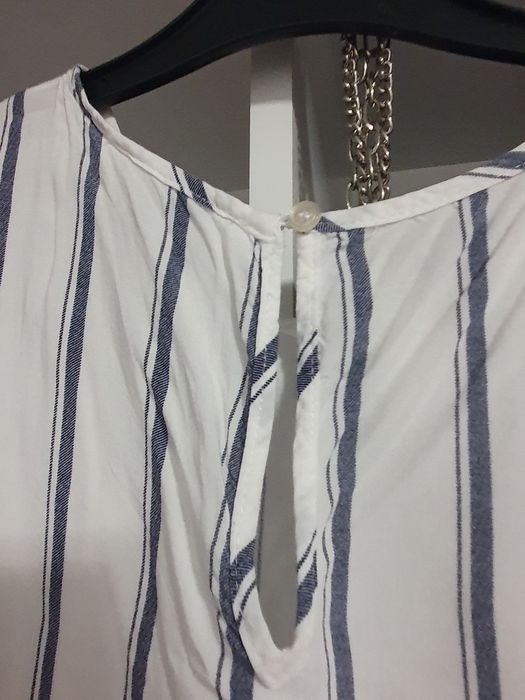 Bluza cu umerii decupati